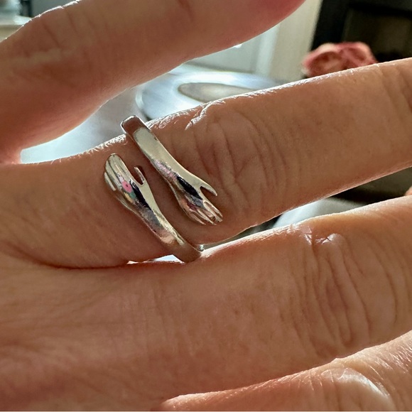 Love hug Silver hugging hand ring - Picture 3 of 7